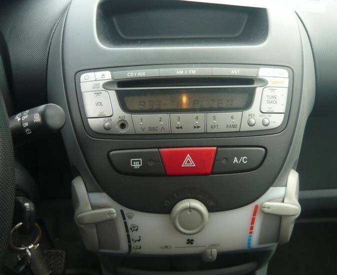 Autorádio TOYOTA Aygo JVC KD-X382BT Bluetooth s instalační sadou
