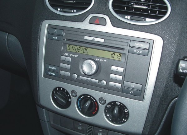 Autorádio FORD Focus 2004-2007 JVC KD-X382BT Bluetooth s instalační sadou