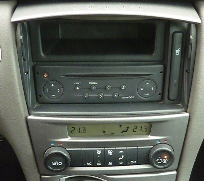 Autorádio RENAULT Laguna 2001-2005 JVC KD-X382BT Bluetooth s instalační sadou