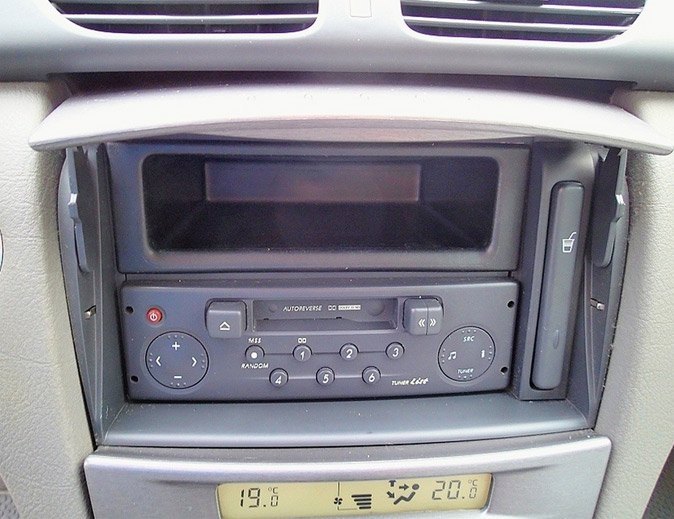 Autorádio RENAULT Laguna 2001-2005 JVC KD-X382BT Bluetooth s instalační sadou