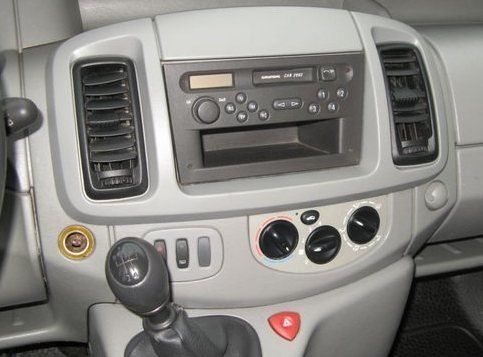 Autorádio RENAULT Trafic 2001-2006 JVC KD-X382BT Bluetooth s instalační sadou