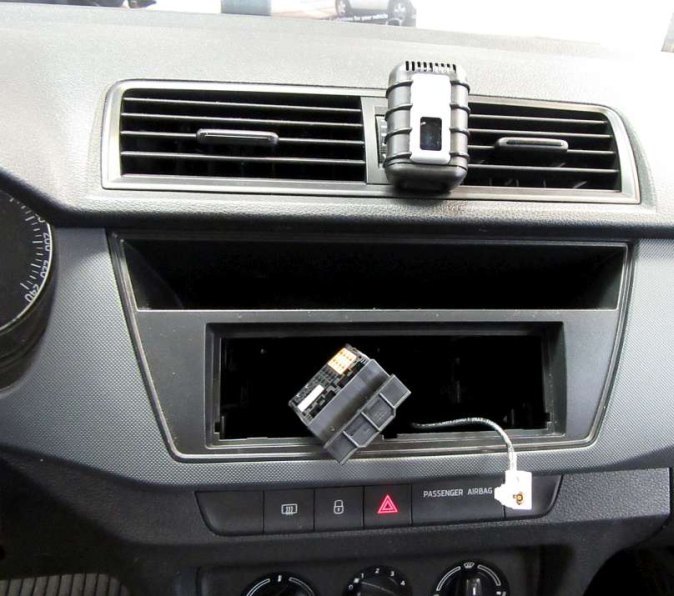 Autorádio ŠKODA FABIA III. JVC KD-X382BT Bluetooth s instalační sadou
