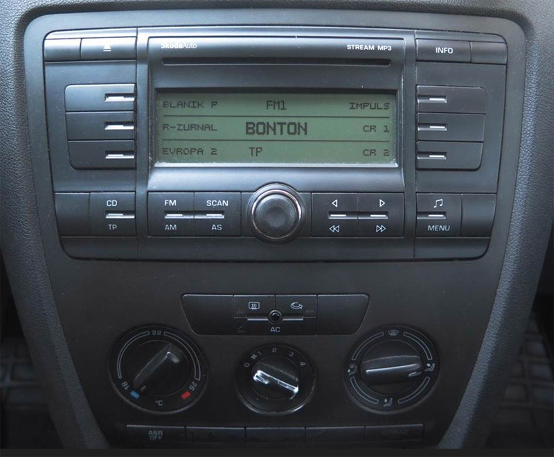 Autorádio ŠKODA Octavia II. ŠKODA Yeti JVC KD-X382BT Bluetooth s instalační sadou