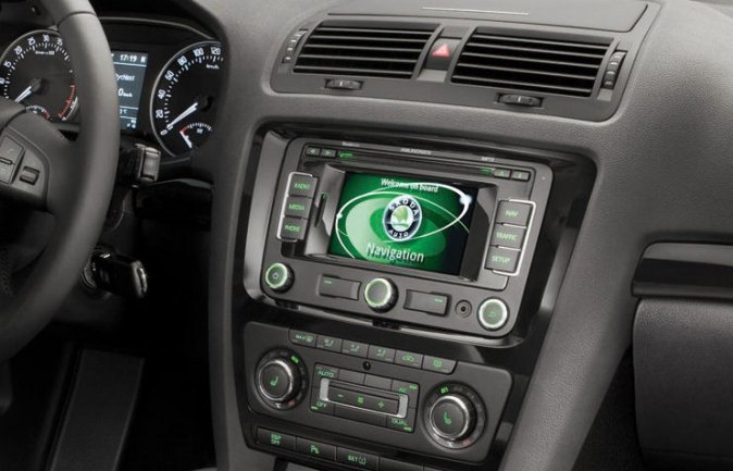 Autorádio Škoda Octavia II. RNS RCD JVC KD-X382BT Bluetooth s instalační sadou