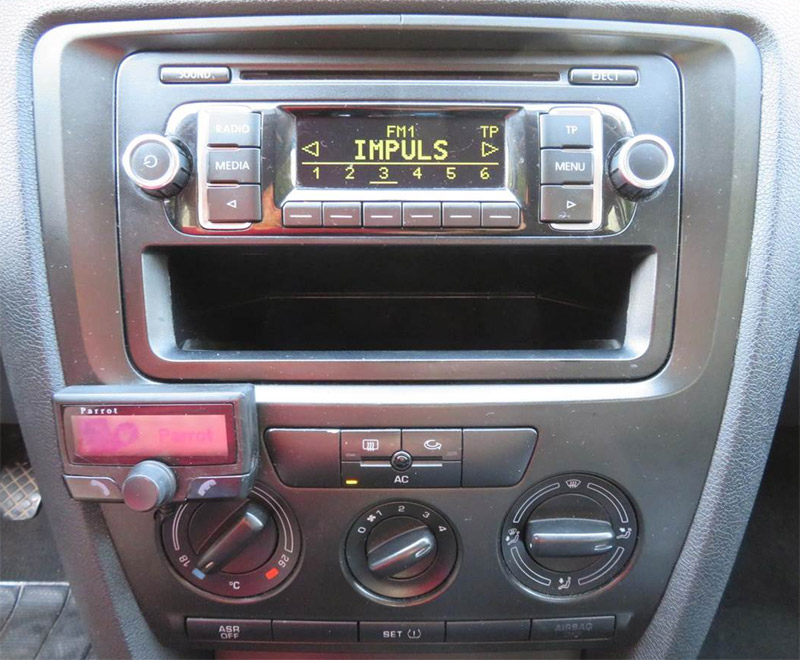Autorádio Škoda Octavia II. RNS RCD JVC KD-X382BT Bluetooth s instalační sadou