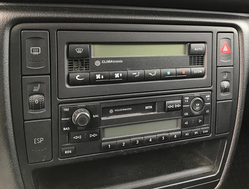 Autorádio VW Passat B5 B5.5 JVC KD-X382BT Bluetooth s instalační sadou