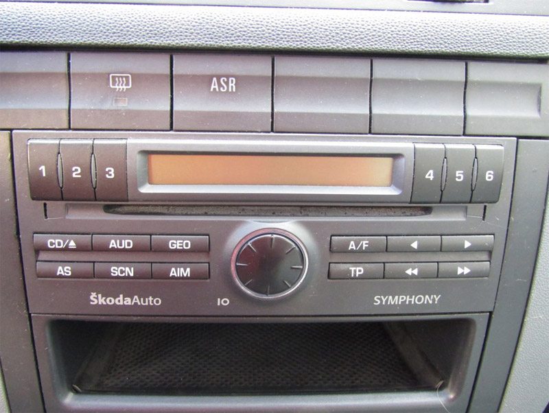 Autorádio ŠKODA FABIA I. JVC KD-X282BT Bluetooth s instalační sadou