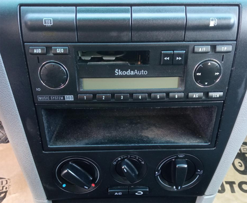 Autorádio ŠKODA Octavia I. JVC KD-X282BT Bluetooth s instalační sadou