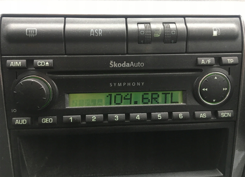 Autorádio ŠKODA Octavia I. JVC KD-X282BT Bluetooth s instalační sadou