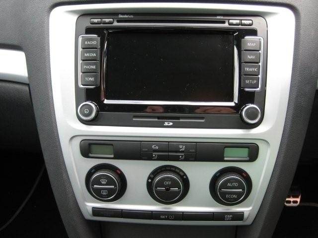 Autorádio Škoda Octavia II. RNS RCD JVC KD-X282BT Bluetooth s instalační sadou