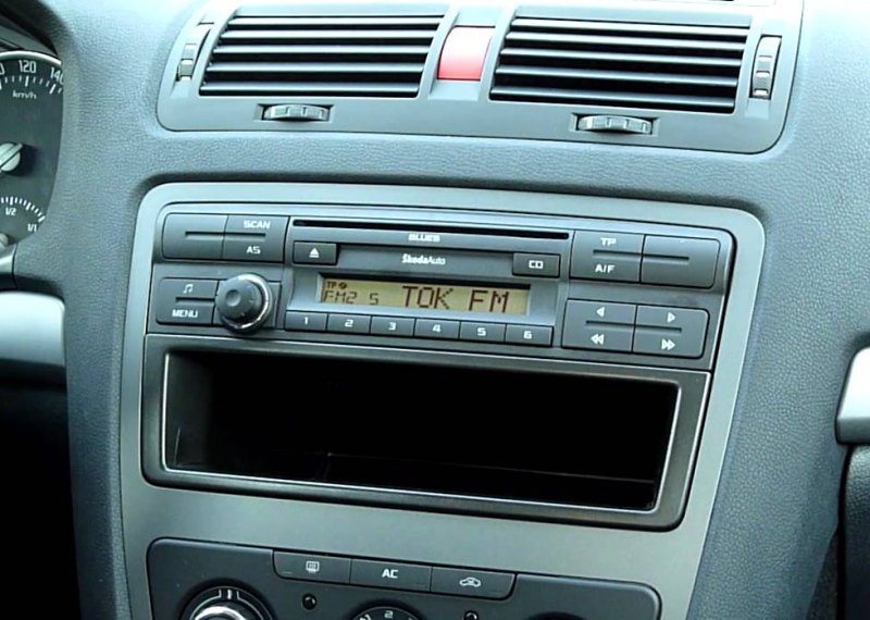 Autorádio ŠKODA Octavia II. ŠKODA Yeti JVC KD-X282BT Bluetooth s instalační sadou