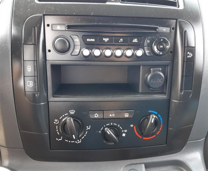 Autorádio PEUGEOT Expert JVC KD-X282BT Bluetooth s instalační sadou