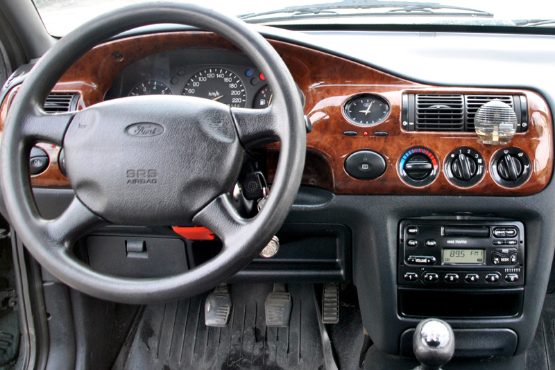 Rámeček autorádia Ford Escort Fiesta Scorpio Mondeo 