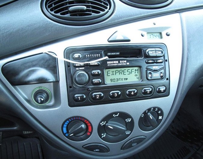 Rámeček autorádia FORD Fiesta Focus MAZDA 121 stříbrný 
