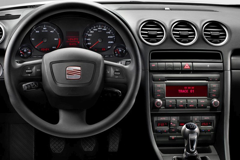 Rámeček autorádia Audi A4 B7 Seat Exeo