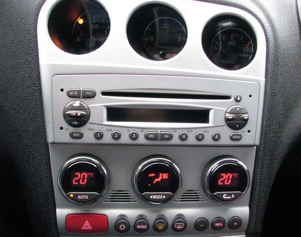 Autorádio ALFA ROMEO 156 2002-2007 JVC KD-X382BT Bluetooth s instalační sadou 