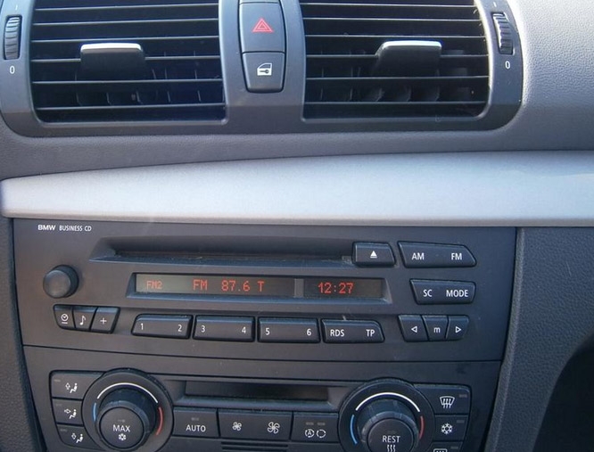Autorádio BMW 1 E81 E82 E87 E88 JVC KD-X382BT Bluetooth s instalační sadou