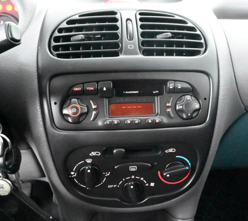 Autorádio PEUGEOT 206 1998-2002 JVC KD-T702BT Bluetooth s instalační sadou