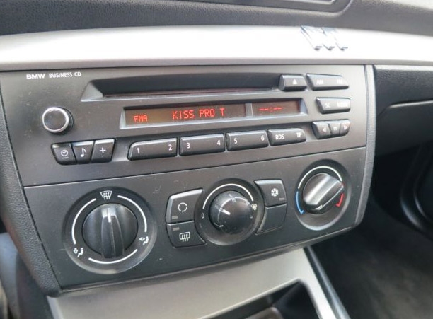 Autorádio BMW 1 E81 E82 E87 E88 JVC KD-X382BT Bluetooth s instalační sadou