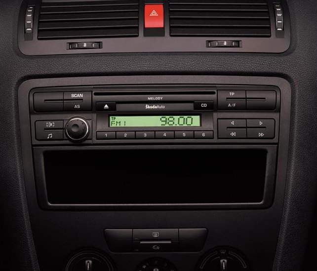 Autorádio ŠKODA Octavia II. ŠKODA Yeti JVC KD-T702BT Bluetooth s instalační sadou